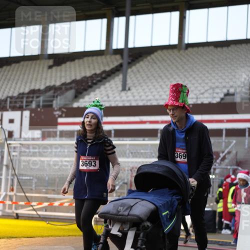 07.12.2025 - St. Pauli X-Mass-Run No. 15 Patografie http://msf.ph/oto/9374548 07.12.2025 12:14:15 Ziel 451, 454, 3690, 3693 meine-sportfotos.de