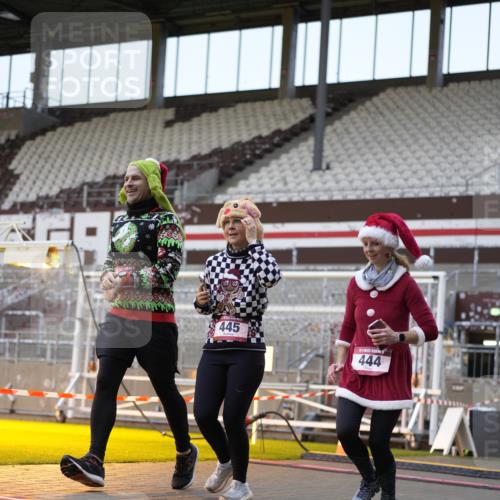 07.12.2025 - St. Pauli X-Mass-Run No. 15 Patografie http://msf.ph/oto/9374554 07.12.2025 12:14:20 Ziel 444, 445, 451, 454, 457, 3690, 3693 meine-sportfotos.de