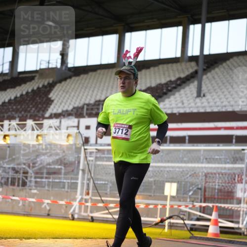 07.12.2025 - St. Pauli X-Mass-Run No. 15 Patografie http://msf.ph/oto/9374566 07.12.2025 12:15:01 Ziel 3712 meine-sportfotos.de