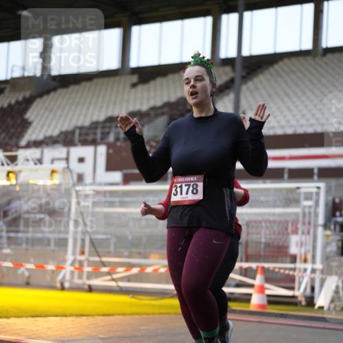 07.12.2025 - St. Pauli X-Mass-Run No. 15 Patografie http://msf.ph/oto/9374570 07.12.2025 12:15:12 Ziel 3142, 3178, 3712 meine-sportfotos.de