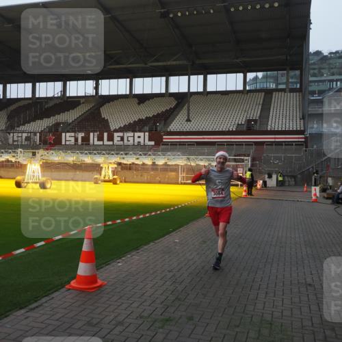 07.12.2025 - St. Pauli X-Mass-Run No. 15 Fabian Wolf http://msf.ph/oto/9374576 07.12.2025 10:00:44 Ziel 855, 1418, 1976, 2348, 3084 meine-sportfotos.de