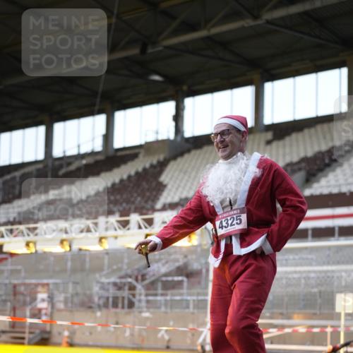 07.12.2025 - St. Pauli X-Mass-Run No. 15 Patografie http://msf.ph/oto/9374584 07.12.2025 12:16:54 Ziel 4325 meine-sportfotos.de