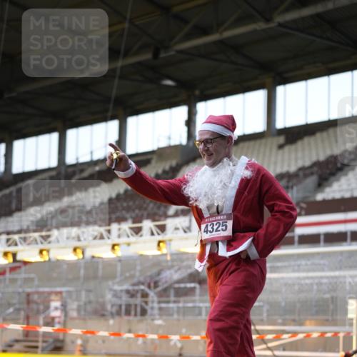07.12.2025 - St. Pauli X-Mass-Run No. 15 Patografie http://msf.ph/oto/9374586 07.12.2025 12:16:54 Ziel 4325 meine-sportfotos.de