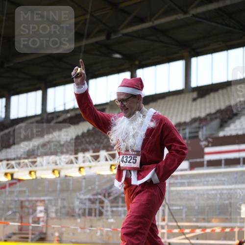 07.12.2025 - St. Pauli X-Mass-Run No. 15 Patografie http://msf.ph/oto/9374588 07.12.2025 12:16:54 Ziel 4325 meine-sportfotos.de