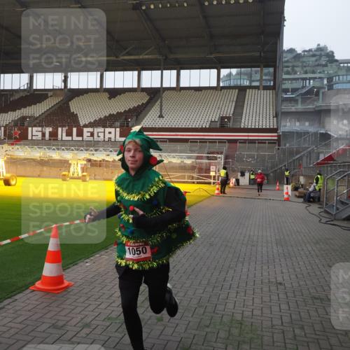 07.12.2025 - St. Pauli X-Mass-Run No. 15 Fabian Wolf http://msf.ph/oto/9374606 07.12.2025 10:00:54 Ziel 1050, 2378, 3084 meine-sportfotos.de