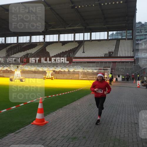 07.12.2025 - St. Pauli X-Mass-Run No. 15 Fabian Wolf http://msf.ph/oto/9374610 07.12.2025 10:01:00 Ziel 1050, 2378 meine-sportfotos.de