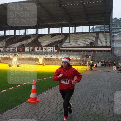 07.12.2025 - St. Pauli X-Mass-Run No. 15 Fabian Wolf http://msf.ph/oto/9374617 07.12.2025 10:01:00 Ziel 1050, 2378 meine-sportfotos.de