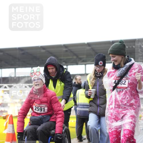 07.12.2025 - St. Pauli X-Mass-Run No. 15 Patografie http://msf.ph/oto/9374630 07.12.2025 12:24:32 Ziel 3775, 3776 meine-sportfotos.de