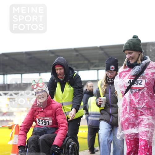 07.12.2025 - St. Pauli X-Mass-Run No. 15 Patografie http://msf.ph/oto/9374632 07.12.2025 12:24:32 Ziel 3775, 3776 meine-sportfotos.de