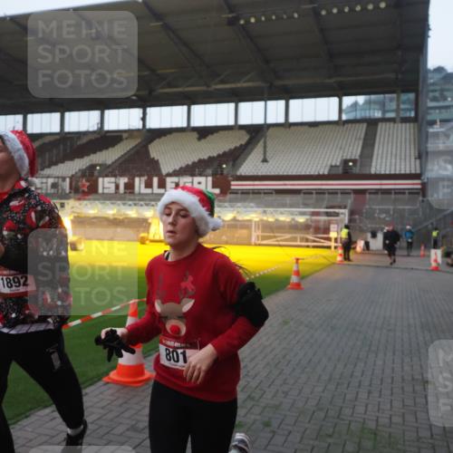 07.12.2025 - St. Pauli X-Mass-Run No. 15 Fabian Wolf http://msf.ph/oto/9374633 07.12.2025 10:01:09 Ziel 801, 1050, 1887, 1892, 2378, 2528 meine-sportfotos.de