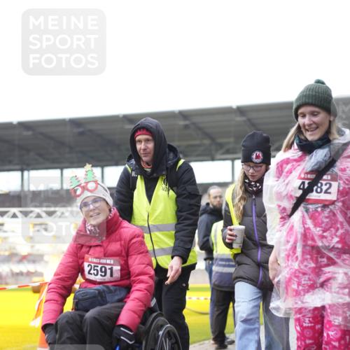 07.12.2025 - St. Pauli X-Mass-Run No. 15 Patografie http://msf.ph/oto/9374634 07.12.2025 12:24:32 Ziel 3775, 3776 meine-sportfotos.de