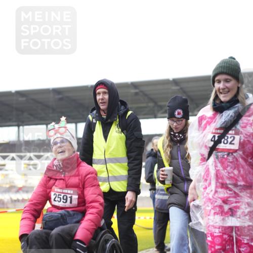 07.12.2025 - St. Pauli X-Mass-Run No. 15 Patografie http://msf.ph/oto/9374636 07.12.2025 12:24:32 Ziel 3775, 3776 meine-sportfotos.de