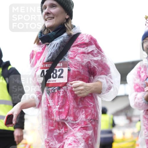 07.12.2025 - St. Pauli X-Mass-Run No. 15 Patografie http://msf.ph/oto/9374640 07.12.2025 12:24:34 Ziel 3775, 3776 meine-sportfotos.de