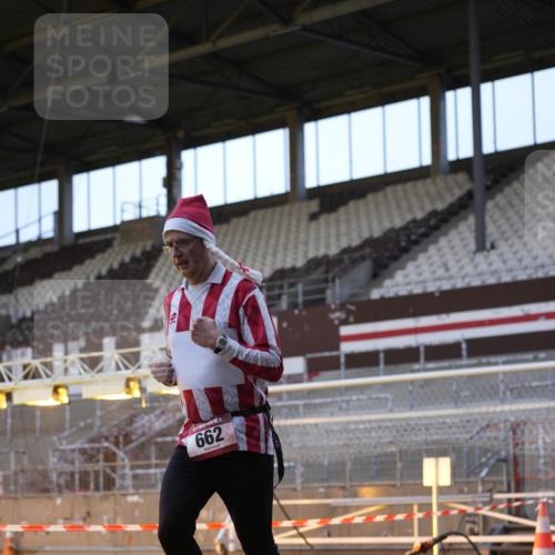 07.12.2025 - St. Pauli X-Mass-Run No. 15 Patografie http://msf.ph/oto/9374663 07.12.2025 09:56:36 Ziel 198, 662, 1165, 3255, 4208, 4209 meine-sportfotos.de