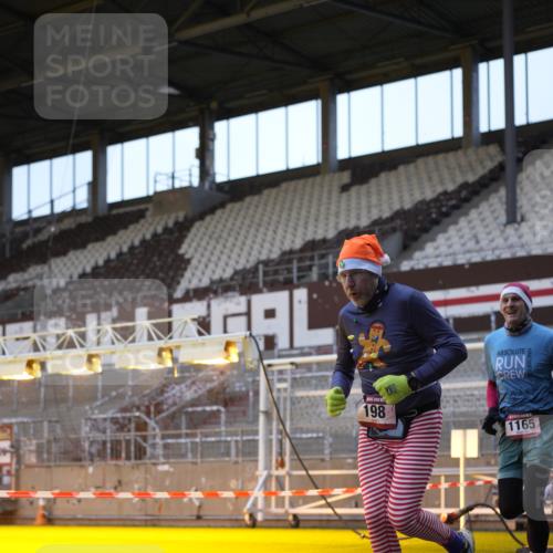 07.12.2025 - St. Pauli X-Mass-Run No. 15 Patografie http://msf.ph/oto/9374665 07.12.2025 09:56:39 Ziel 198, 662, 1116, 1165, 3255, 4208, 4209 meine-sportfotos.de