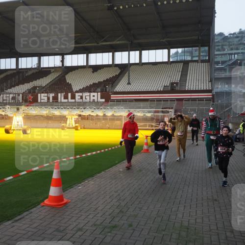 07.12.2025 - St. Pauli X-Mass-Run No. 15 Fabian Wolf http://msf.ph/oto/9374711 07.12.2025 10:01:31 Ziel 118, 393, 780, 783, 804, 1124, 1294, 1760, 3187, 3580, 3582, 3629, 3878 meine-sportfotos.de
