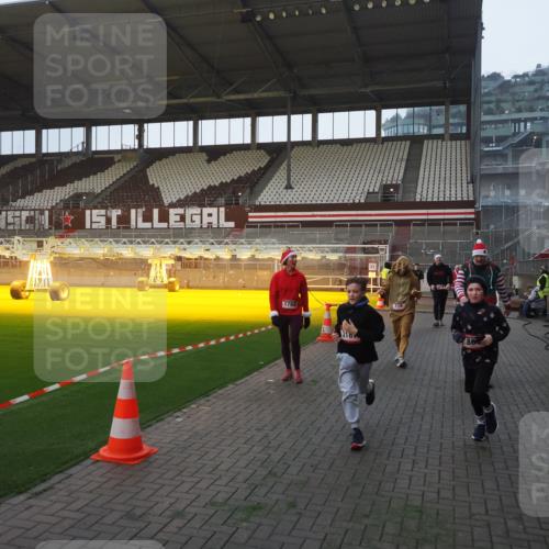07.12.2025 - St. Pauli X-Mass-Run No. 15 Fabian Wolf http://msf.ph/oto/9374715 07.12.2025 10:01:31 Ziel 118, 393, 780, 783, 804, 1124, 1294, 1760, 3187, 3580, 3582, 3629, 3878 meine-sportfotos.de