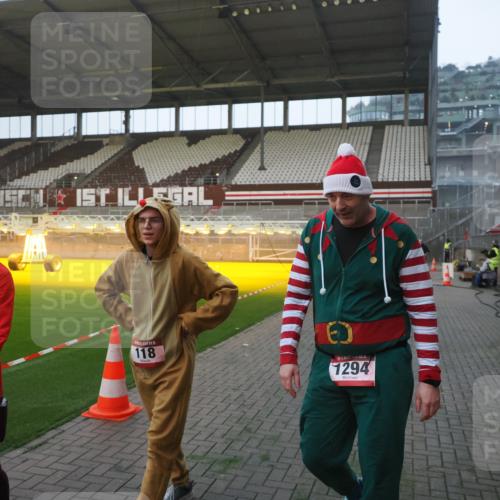 07.12.2025 - St. Pauli X-Mass-Run No. 15 Fabian Wolf http://msf.ph/oto/9374764 07.12.2025 10:01:36 Ziel 118, 393, 804, 1124, 1294, 1724, 1760, 1859, 2681, 3187, 3580, 3582, 3629, 3878 meine-sportfotos.de