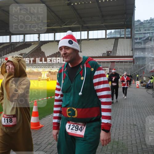 07.12.2025 - St. Pauli X-Mass-Run No. 15 Fabian Wolf http://msf.ph/oto/9374770 07.12.2025 10:01:37 Ziel 118, 393, 804, 1124, 1294, 1724, 1760, 1859, 2167, 2681, 3187, 3580, 3582, 3629, 3878 meine-sportfotos.de