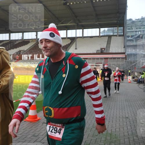 07.12.2025 - St. Pauli X-Mass-Run No. 15 Fabian Wolf http://msf.ph/oto/9374772 07.12.2025 10:01:37 Ziel 118, 393, 804, 1124, 1294, 1724, 1760, 1859, 2167, 2681, 3187, 3580, 3582, 3629, 3878 meine-sportfotos.de