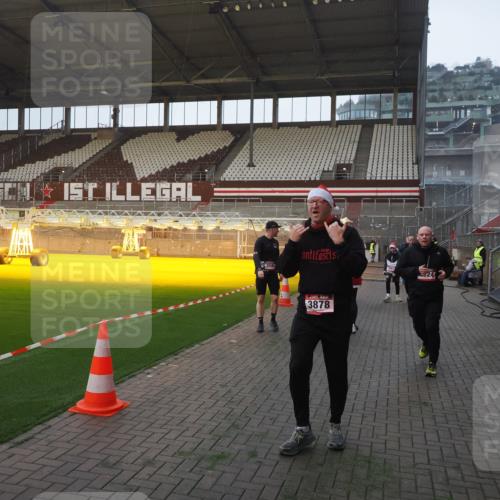 07.12.2025 - St. Pauli X-Mass-Run No. 15 Fabian Wolf http://msf.ph/oto/9374782 07.12.2025 10:01:41 Ziel 118, 393, 804, 959, 1294, 1724, 1760, 1859, 2167, 2681, 3187, 3580, 3582, 3629, 3878 meine-sportfotos.de