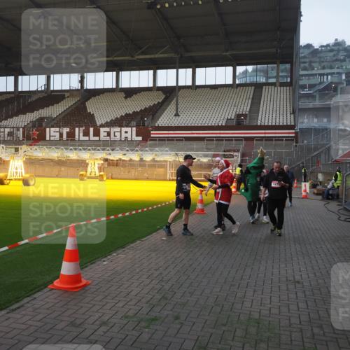 07.12.2025 - St. Pauli X-Mass-Run No. 15 Fabian Wolf http://msf.ph/oto/9374799 07.12.2025 10:01:43 Ziel 118, 393, 804, 959, 1724, 1859, 2167, 2681, 3187, 3580, 3582, 3629, 3878 meine-sportfotos.de