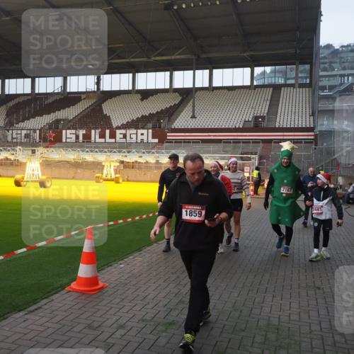 07.12.2025 - St. Pauli X-Mass-Run No. 15 Fabian Wolf http://msf.ph/oto/9374807 07.12.2025 10:01:47 Ziel 804, 959, 1724, 1859, 2167, 2681, 3580, 3582, 3629, 3878 meine-sportfotos.de