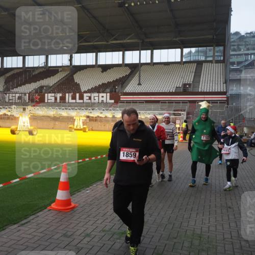 07.12.2025 - St. Pauli X-Mass-Run No. 15 Fabian Wolf http://msf.ph/oto/9374809 07.12.2025 10:01:47 Ziel 804, 959, 1724, 1859, 2167, 2681, 3580, 3582, 3629, 3878 meine-sportfotos.de