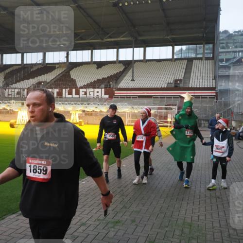 07.12.2025 - St. Pauli X-Mass-Run No. 15 Fabian Wolf http://msf.ph/oto/9374818 07.12.2025 10:01:48 Ziel 959, 1724, 1859, 2167, 2681, 3580, 3582, 3629 meine-sportfotos.de