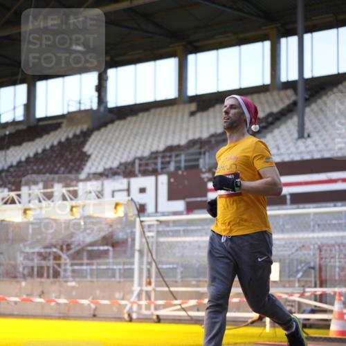 07.12.2025 - St. Pauli X-Mass-Run No. 15 Patografie http://msf.ph/oto/9374823 07.12.2025 09:58:59 Ziel 2529, 3147, 3345 meine-sportfotos.de