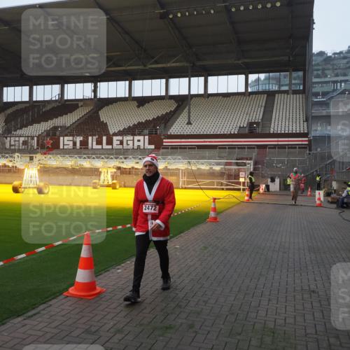 07.12.2025 - St. Pauli X-Mass-Run No. 15 Fabian Wolf http://msf.ph/oto/9374871 07.12.2025 10:02:06 Ziel 1934, 2472 meine-sportfotos.de