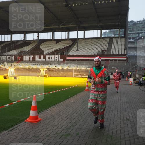 07.12.2025 - St. Pauli X-Mass-Run No. 15 Fabian Wolf http://msf.ph/oto/9374891 07.12.2025 10:02:12 Ziel 1934, 2472, 3944 meine-sportfotos.de