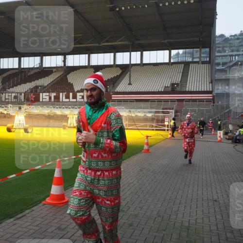 07.12.2025 - St. Pauli X-Mass-Run No. 15 Fabian Wolf http://msf.ph/oto/9374899 07.12.2025 10:02:13 Ziel 1934, 2472, 2923, 3944 meine-sportfotos.de