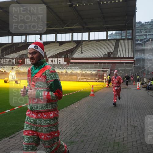 07.12.2025 - St. Pauli X-Mass-Run No. 15 Fabian Wolf http://msf.ph/oto/9374901 07.12.2025 10:02:13 Ziel 1934, 2472, 2923, 3944 meine-sportfotos.de