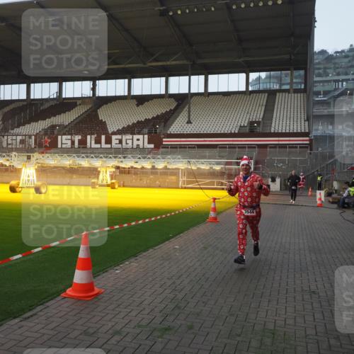 07.12.2025 - St. Pauli X-Mass-Run No. 15 Fabian Wolf http://msf.ph/oto/9374903 07.12.2025 10:02:14 Ziel 1934, 2472, 2923, 3944 meine-sportfotos.de