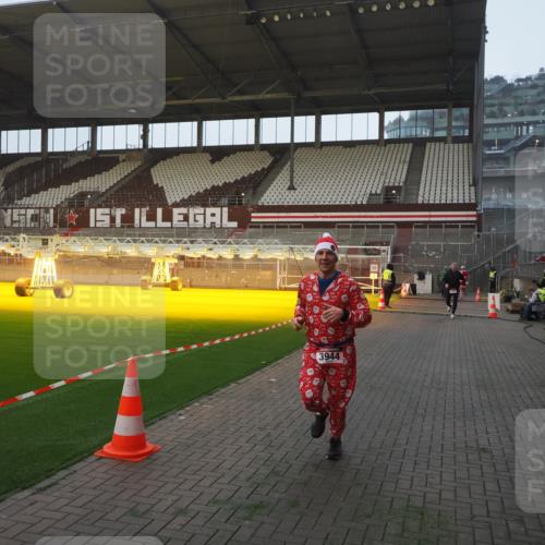 07.12.2025 - St. Pauli X-Mass-Run No. 15 Fabian Wolf http://msf.ph/oto/9374909 07.12.2025 10:02:15 Ziel 1934, 2472, 2923, 3944 meine-sportfotos.de