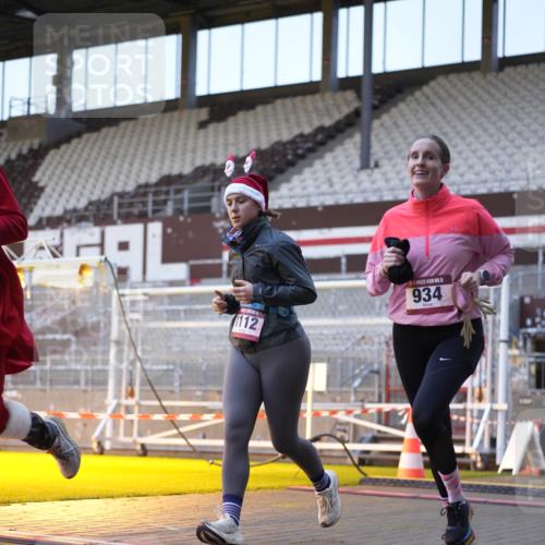 07.12.2025 - St. Pauli X-Mass-Run No. 15 Patografie http://msf.ph/oto/9374915 07.12.2025 09:59:45 Ziel 488, 910, 911, 934, 1112, 1763, 2186, 2729, 2964, 3513, 4051, 4052, 4465 meine-sportfotos.de