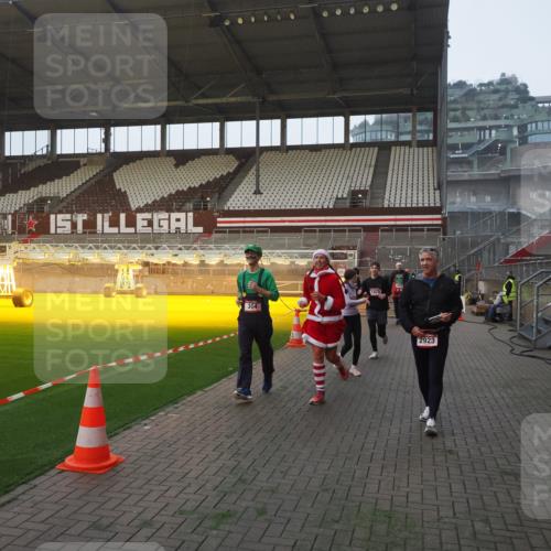 07.12.2025 - St. Pauli X-Mass-Run No. 15 Fabian Wolf http://msf.ph/oto/9374918 07.12.2025 10:02:24 Ziel 63, 304, 1828, 1829, 1934, 2604, 2923, 3944 meine-sportfotos.de