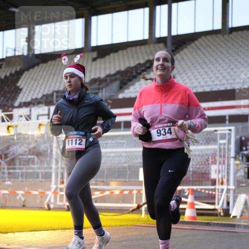 07.12.2025 - St. Pauli X-Mass-Run No. 15 Patografie http://msf.ph/oto/9374919 07.12.2025 09:59:45 Ziel 488, 910, 911, 934, 1112, 1763, 2186, 2729, 2964, 3513, 4051, 4052, 4465 meine-sportfotos.de
