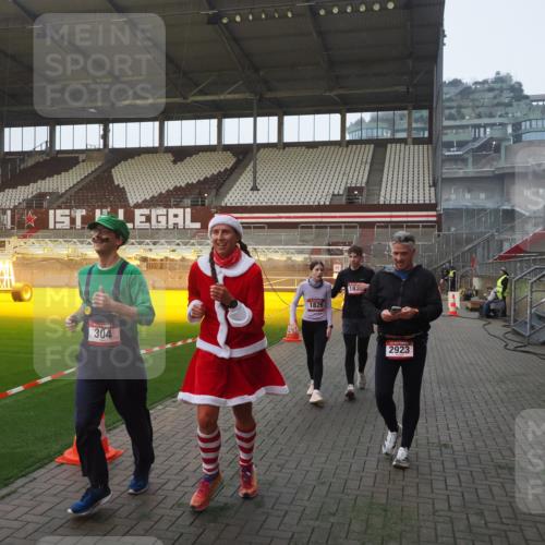 07.12.2025 - St. Pauli X-Mass-Run No. 15 Fabian Wolf http://msf.ph/oto/9374933 07.12.2025 10:02:26 Ziel 63, 304, 1105, 1828, 1829, 1934, 2604, 2923, 3944 meine-sportfotos.de