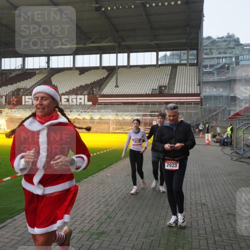 07.12.2025 - St. Pauli X-Mass-Run No. 15 Fabian Wolf http://msf.ph/oto/9374939 07.12.2025 10:02:26 Ziel 63, 304, 1105, 1828, 1829, 1934, 2604, 2923, 3944 meine-sportfotos.de