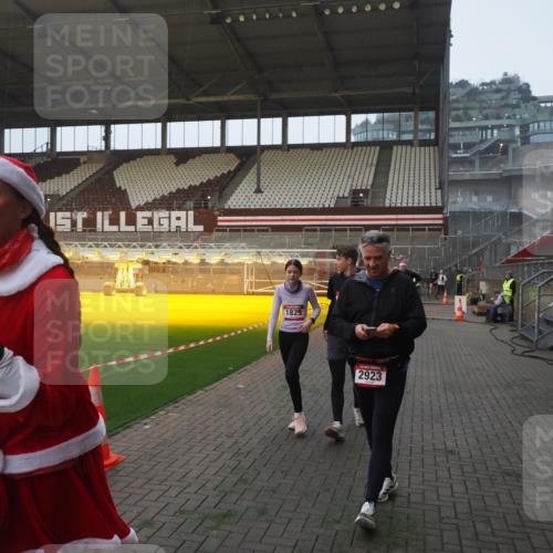 07.12.2025 - St. Pauli X-Mass-Run No. 15 Fabian Wolf http://msf.ph/oto/9374941 07.12.2025 10:02:27 Ziel 63, 304, 1105, 1828, 1829, 2604, 2923, 3944 meine-sportfotos.de