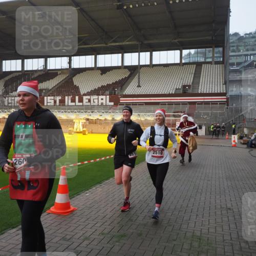 07.12.2025 - St. Pauli X-Mass-Run No. 15 Fabian Wolf http://msf.ph/oto/9374978 07.12.2025 10:02:37 Ziel 63, 304, 1105, 1828, 1829, 2510, 2514, 2604, 2908 meine-sportfotos.de
