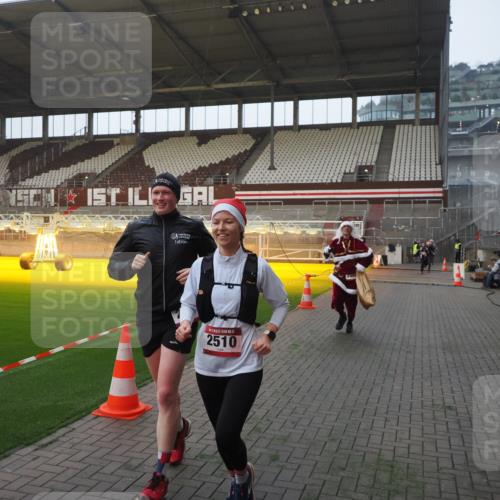 07.12.2025 - St. Pauli X-Mass-Run No. 15 Fabian Wolf http://msf.ph/oto/9374981 07.12.2025 10:02:37 Ziel 63, 304, 1105, 1828, 1829, 2510, 2514, 2604, 2908 meine-sportfotos.de