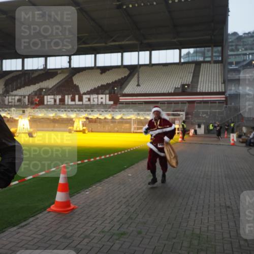 07.12.2025 - St. Pauli X-Mass-Run No. 15 Fabian Wolf http://msf.ph/oto/9374985 07.12.2025 10:02:38 Ziel 1105, 1828, 1829, 2510, 2514, 2604, 2781, 2908 meine-sportfotos.de