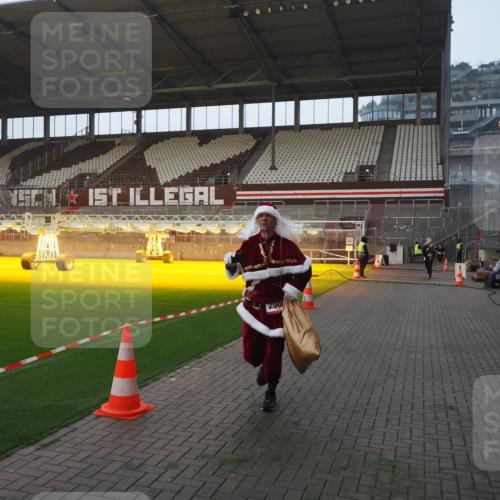 07.12.2025 - St. Pauli X-Mass-Run No. 15 Fabian Wolf http://msf.ph/oto/9374987 07.12.2025 10:02:39 Ziel 1105, 1828, 1829, 2510, 2514, 2604, 2780, 2781, 2908 meine-sportfotos.de