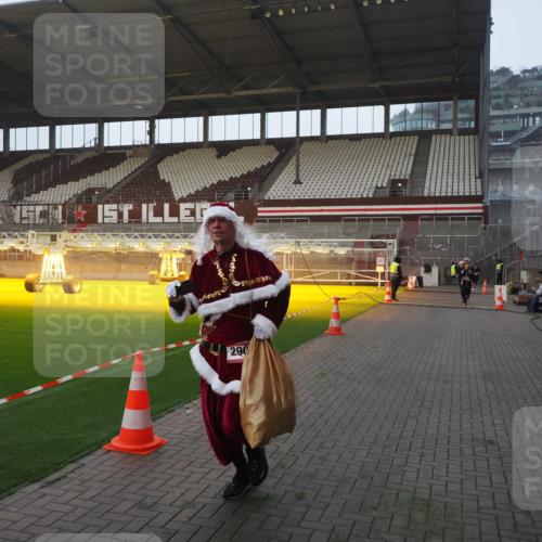07.12.2025 - St. Pauli X-Mass-Run No. 15 Fabian Wolf http://msf.ph/oto/9374989 07.12.2025 10:02:39 Ziel 1105, 1828, 1829, 2510, 2514, 2604, 2780, 2781, 2908 meine-sportfotos.de