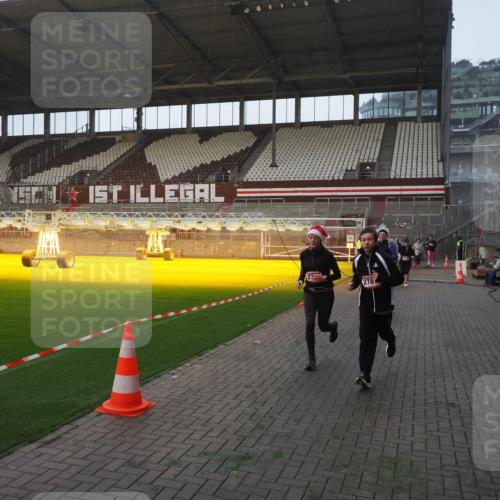 07.12.2025 - St. Pauli X-Mass-Run No. 15 Fabian Wolf http://msf.ph/oto/9374991 07.12.2025 10:02:45 Ziel 1105, 2510, 2514, 2780, 2781, 2908, 3518, 3892 meine-sportfotos.de