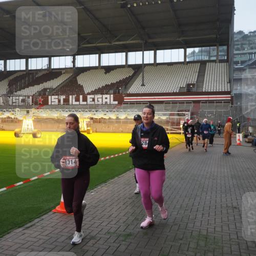 07.12.2025 - St. Pauli X-Mass-Run No. 15 Fabian Wolf http://msf.ph/oto/9375018 07.12.2025 10:02:55 Ziel 442, 443, 885, 918, 936, 943, 1314, 2505, 2780, 2781, 3284, 3417, 3518, 3892 meine-sportfotos.de