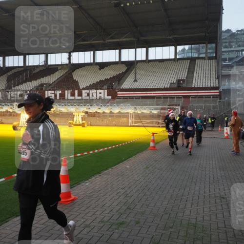 07.12.2025 - St. Pauli X-Mass-Run No. 15 Fabian Wolf http://msf.ph/oto/9375025 07.12.2025 10:02:57 Ziel 442, 443, 885, 918, 936, 943, 1314, 2505, 2780, 2781, 3284, 3417, 3518, 3892 meine-sportfotos.de